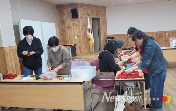 사천시자원봉사센터 실타래 봉사단, 직접 만든 자이언트얀 방석 나눔 활동 전개