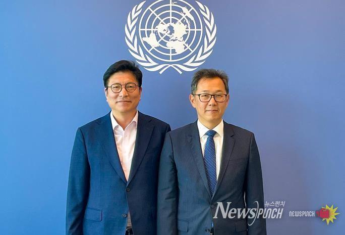 도성훈 교육감이 장욱진 UN 본부 경제사회국장과 기념 촬영을 하고 있다