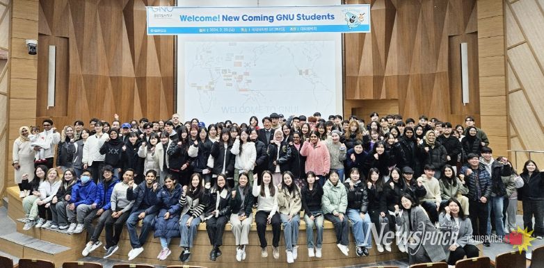 2024년 3월 외국인 유학생 오리엔테이션에서 경상국립대 교직원 및 외국인 유학생들이 기념촬영을 하고 있다.