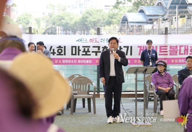 제34회 마포구청장기 게이트볼 대회에 참석해 선수들을 격려하는 박강수 마포구청장