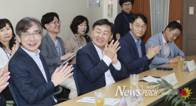 추석 명절을 앞둔 13일 김관영 도지사가 전주 덕진노인복지관을 방문하여 종사자를 격려하고 어르신들과 이야기 나누고 있다