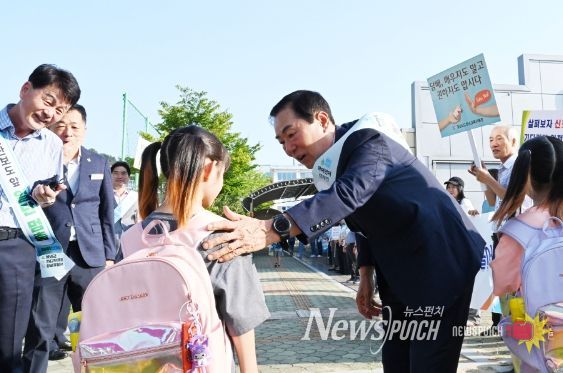 명덕초등학교 앞에서 성낙인 군수가 ‘아이먼저 어린이 교통안전 캠페인’을 실시하는 모습