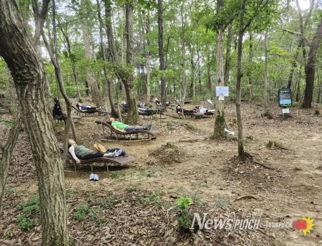 명상 쉼터에서 명상하는 모습