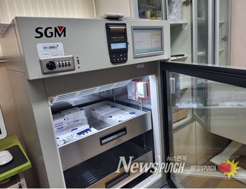 소이작도 보건진료소 의약품 보관기 온도관리를 위한 IoT장비 설치 사진