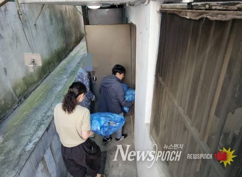 이불 빨래를 세탁 후 배달하고 있는 모습.