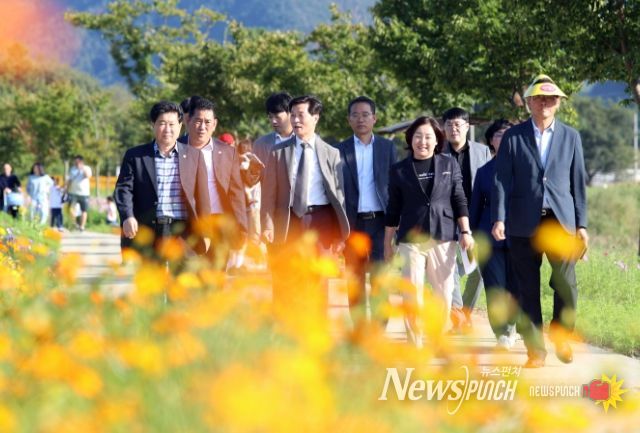 안병구 밀양시장이 제4회 산외꽃담뜰 해바라기 축제에서 축사를 하고 있다.
