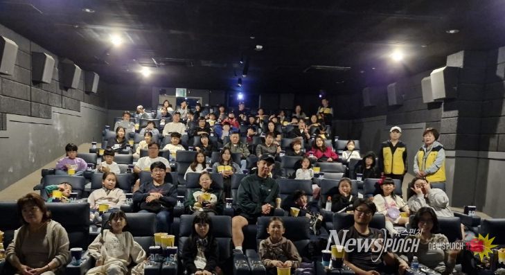 용이동 청소년지도위원회, 청소년 영화관람 행사 진행