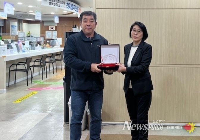 2024년 하반기 선행동민으로 선정된 류상안 천지동민과 강은아 천지동장