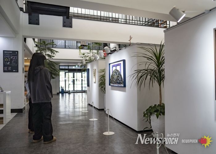 금암도서관에서 책과 함께 미술에 빠져 보세요!