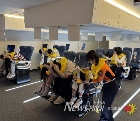 제주안전체험관, 실제 같은 ‘항공 안전체험’ 인기