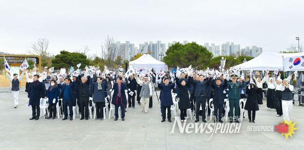 여수시(시장 정기명)가 제106주년 3·1절을 맞아 1일 오전 10시 웅천 이순신공원 항일독립운동기념탑에서 기념식을 개최했다.