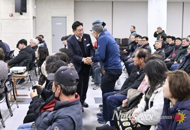 기간제근로자와 인사 및 소통하는 사진