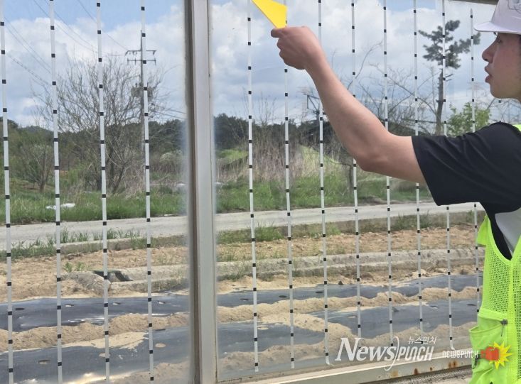 방음벽 '새 충돌 방지 스티커' 부착 완료