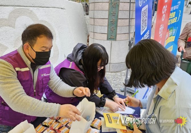 달성군학교밖청소년지원센터 검정고시 사진 (지난 4월 5일, 올해 제1회 초·중·고졸 검정고시 응시장(경운중)에서 응시생들을 응원하기 위해 간식과 필기구 등을 전하는 센터 직원들)