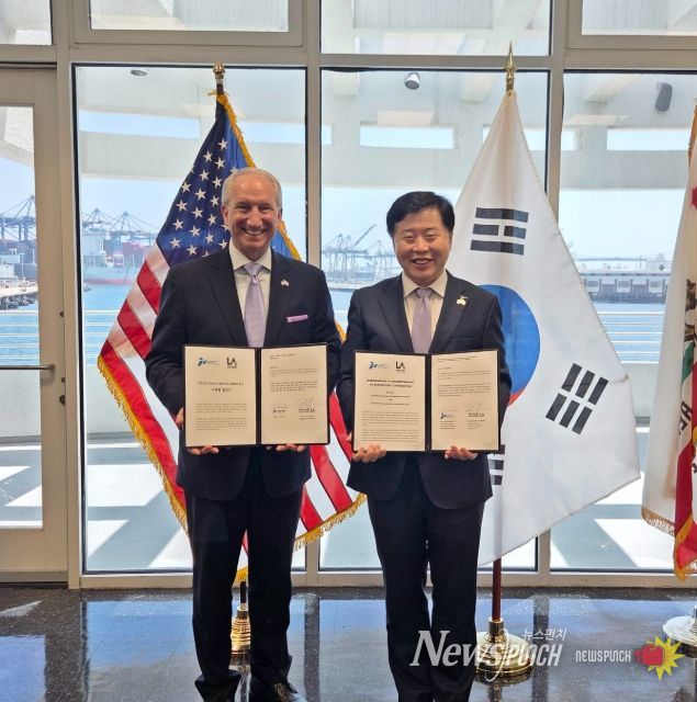 인천항만공사 이경규 사장과 유진 세로카(Eugene D. Seroka) 로스앤젤레스항만청장이 자매항 업무협약에 서명한 후 기념 촬영을 하고 있다