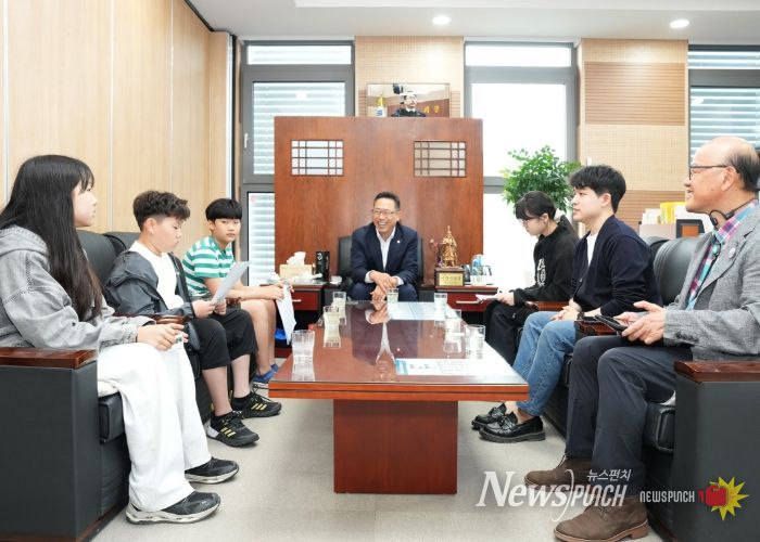아산시의회 홍성표 의장이 거산초등학교 학생들과 시민제안서 전달 및 면담의 시간을 가졌다.