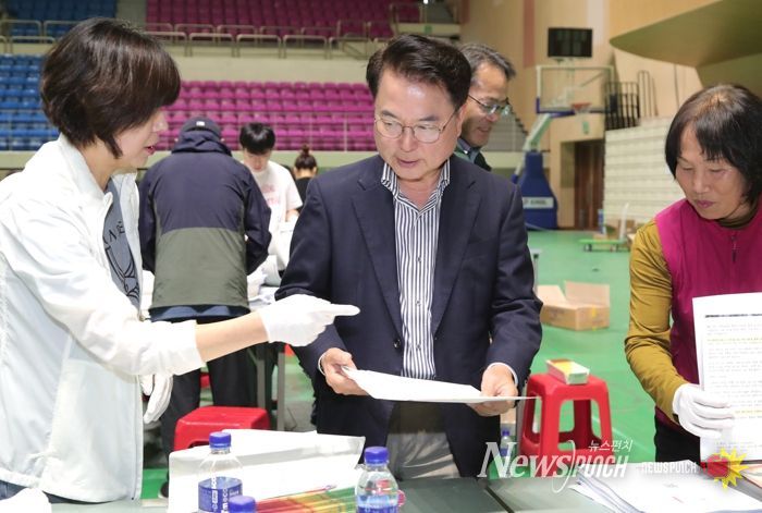 육동한 춘천시장, 대선 공보물 발송 현장 점검