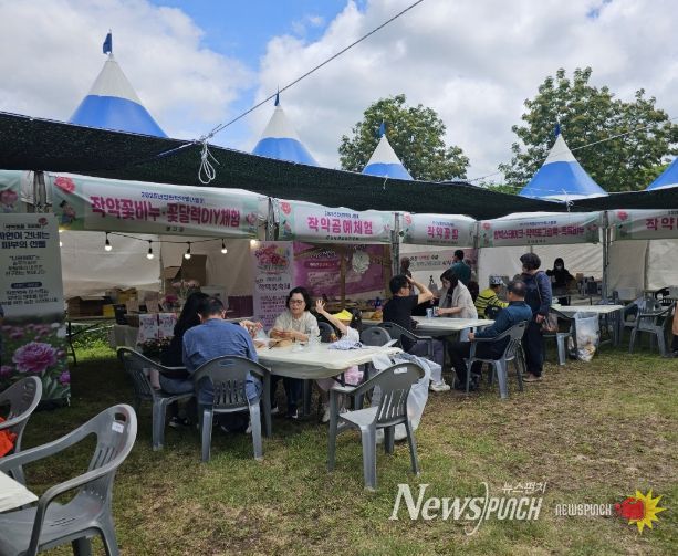 화북면 일원에서 열린 ‘작약꽃 나들이 행사’에 방문한 관람객들