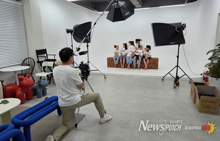 드림스타트 아동 가족이 스튜디오에서 가족사진을 촬영하고 있다.