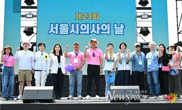 오세훈 서울시장이 1일(일) 뚝섬한강공원에서 열린 ‘제23회 서울시 의사의 날 기념식’ 참석자들과 기념사진을 촬영하고 있다.