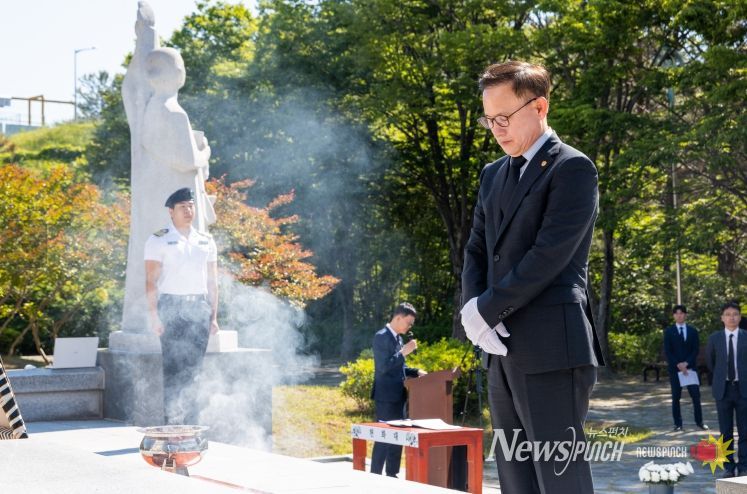 경상국립대학교(GNU)는 제70회 현충일(6월 6일)을 앞두고 6월 4일 오전 9시 진주시 판문동 충혼탑에서 ‘현충일 추념식’을 개최했다.