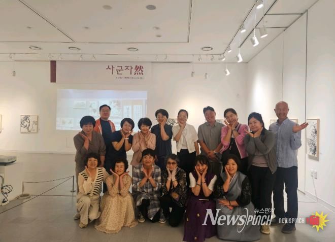 상남면 주민자치프로그램 사군자 수강생들이 전시회 개최 기념 촬영을 하고 있다.