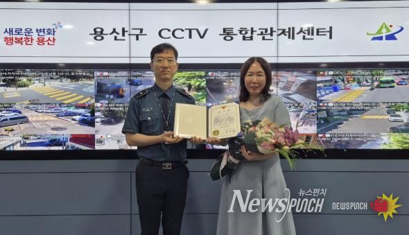 용산구CCTV통합관제센터 이지연 관제요원(오른쪽)이 실시간 관제를 통해 수배자를 검거하는 데 일조한 공로로 용산경찰서로부터 감사장을 받았다.