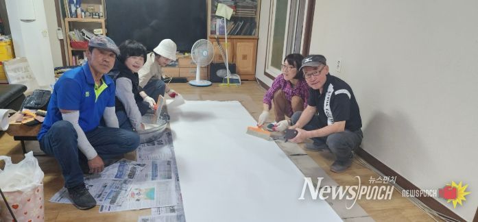 태백 빵사모-대한적십자사 다온봉사회, 장성동 취약계층 가구 도배 봉사 활동 추진