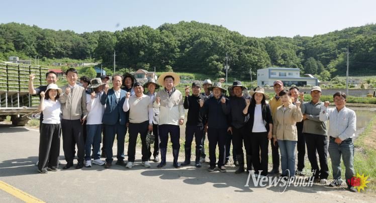 이범석 청주시장, 벼 모내기 영농현장 방문