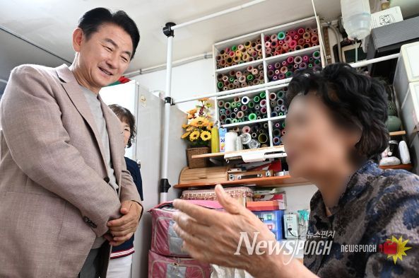 김동근 시장이 6월 5일 ‘돌봄 삶의 현장’의 일환으로 독거노인 가구를 방문해 노인과 이야기를 나누고 있다.