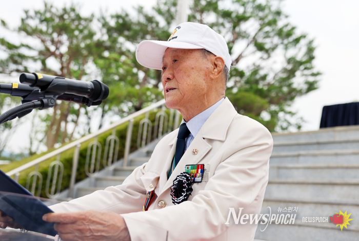 박덕용 6·25참전유공자회 칠곡군지회장이 제70회 현충일 추념식에서 '전우에게 보내는 편지'를 낭독하며 눈시울을 붉히고 있다. 그는 전장에서 함께했던 전우들을 떠올리며