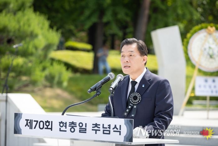 이재준 수원시장이 추념사를 하고 있다.