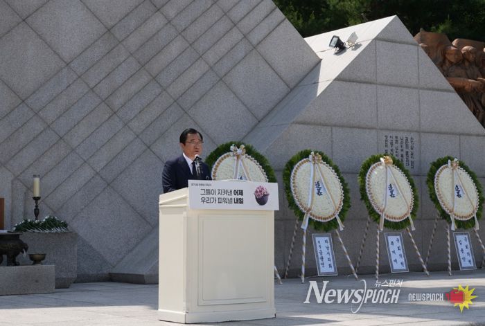 이현재 하남시장이 6일 검단산 현충탑에서 열린 ‘제70회 현충일 추념식’에서 추념사를 하고 있다.