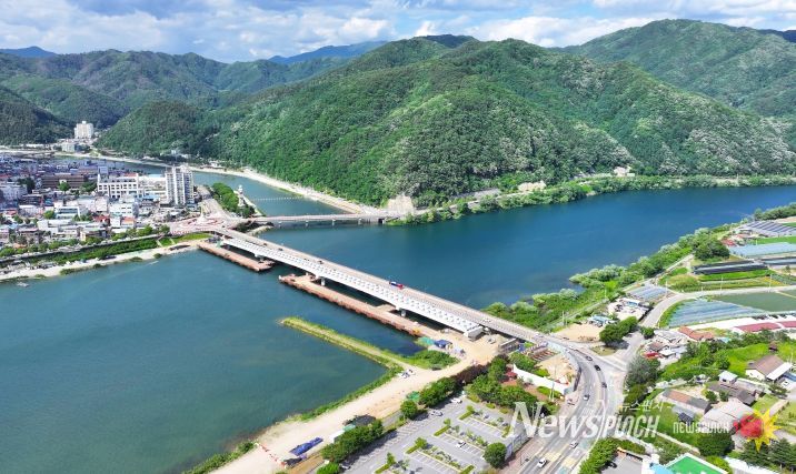 10일 모습을 드러낸 新 화천대교. 공정률 60%를 돌파해 내년 4월 개통을 목표로 하고 있다