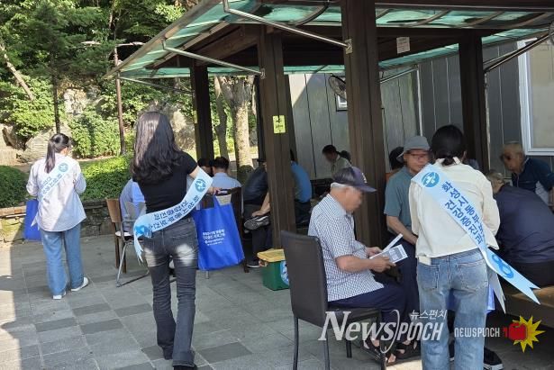 화성시동부보건소 관계자들이 9일 구봉산 근린공원에서 시민들에게 구강건강 안내문을 배부하며 구강건강의날 캠페인을 펼치고 있다