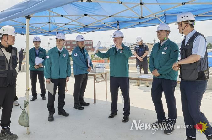 조일교 아산시 부시장이 9일, 배수펌프장 및 하천공사 현장에 대한 여름철 재난대비 현장점검을 실시하고 있다.