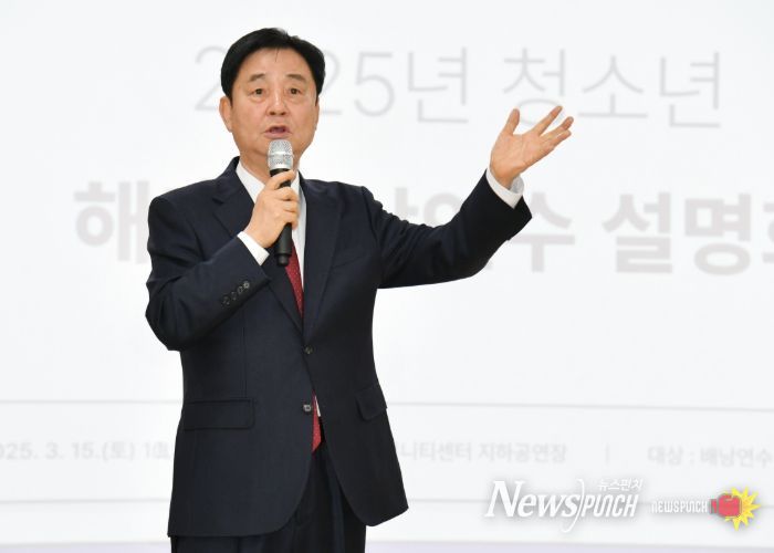 지난 3월, 최문순 화천군수가 화천커뮤니티센터에서 열린 해외 배낭연수 사전 설명회에서 학부모들에게 사업 취지를 설명하고 있다