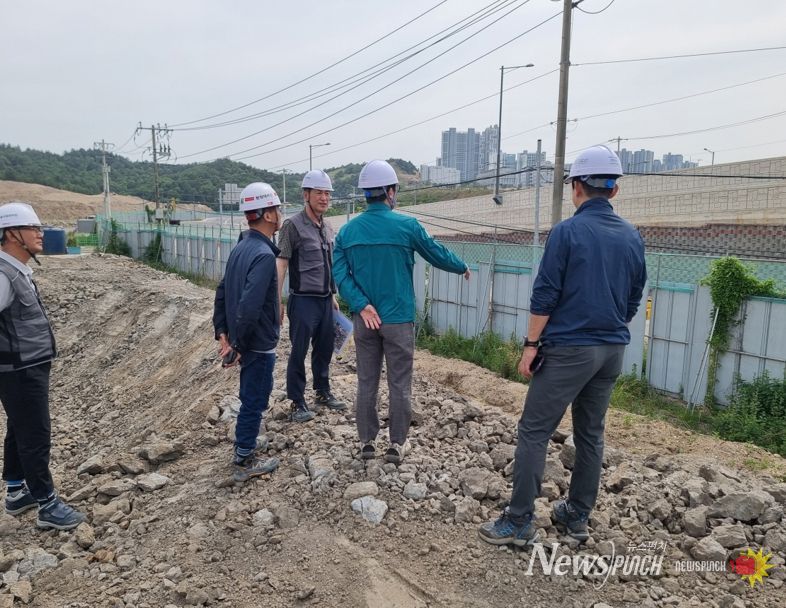 포항시가 본격적인 장마철을 앞두고 지난 10일 KTX신도시 도시개발사업 현장을 점검하고 있다.