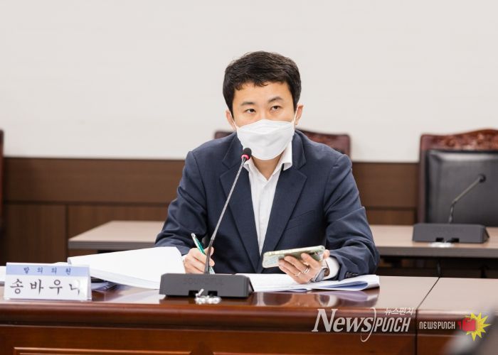 안산시의회 송바우나 의원이 6월 4일 있었던 제297회 안산시의회 제1차 정례회 도시환경위원회에서 ‘안산시 유해야생동물 피해예방 등에 관한 조례안’에 대해 설명하고 있다.