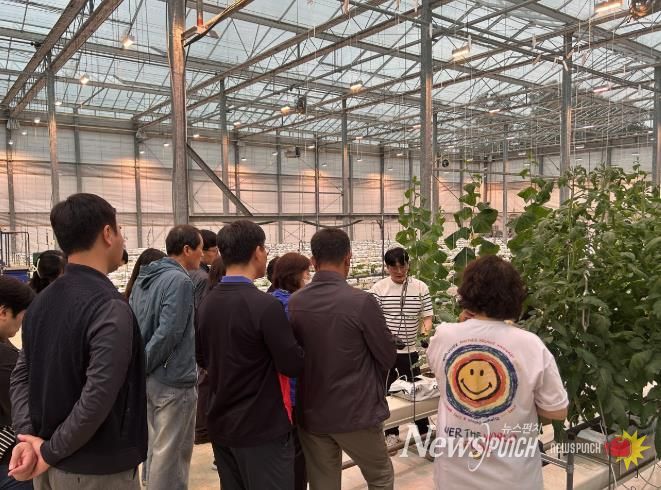 순천시 농업인대학 교육생들이 국립순천대학교 농업과학교육원 유리온실에서 스마트팜 실습교육을 받고있다