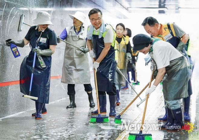 지하보도를 청소하는 류경기 중랑구청장과 주민들