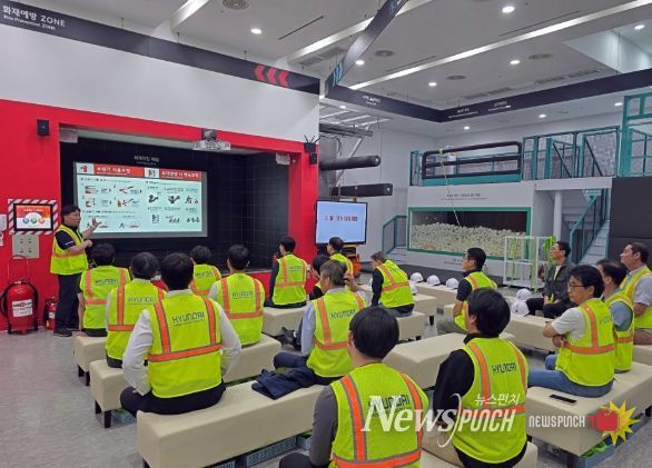 인천항만공사 임직원들과 수급업체 직원들이 안전체험교육을 받고 있다 / 사진 제공 = 인천항만공사