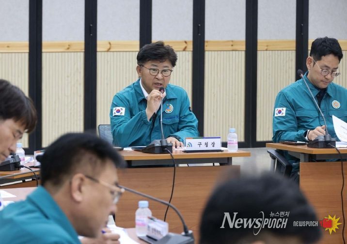 최충규 대덕구청장이 19일 구청 대회의실에서 6월 20~21일 집중호우 대비 상황판단회의를 주재하고 있다.