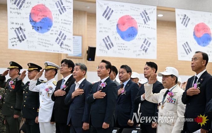 유정복 인천광역시장이 25일 시청 대회의실에서 열린 '6.25전쟁 제75주년 기념식'에서 참석자들과 국민의례를 하고 있다.