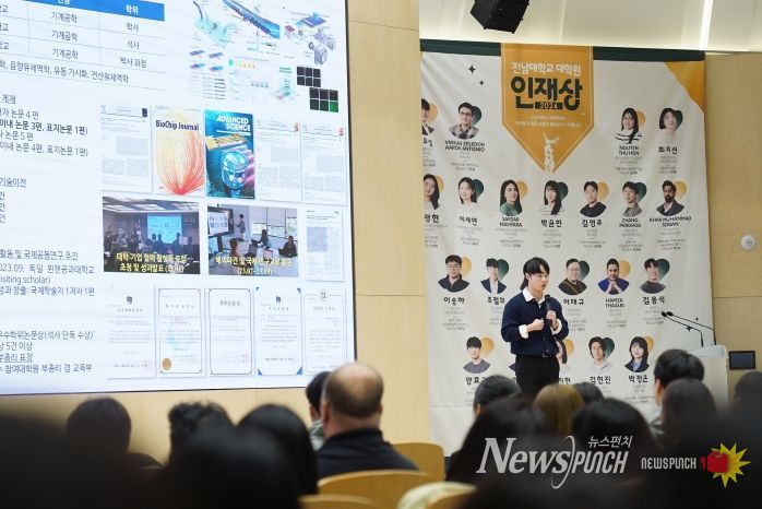 전남대 대학원생들이 자유롭게 연구 주제에 대해 발표하고 토론하고 있는 모습. 전남대 제공