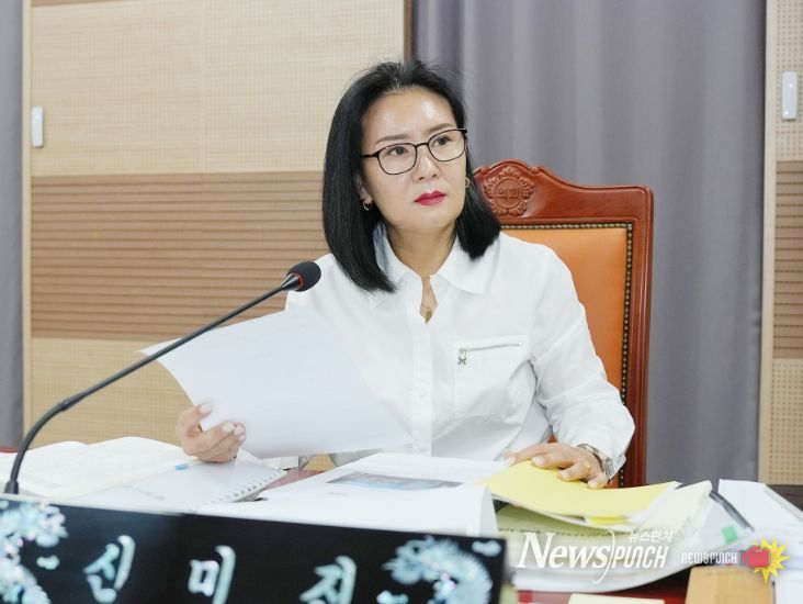 신미진 의원이 제259회 제1차 정례회 중 행정사무감사를 펼치고 있다