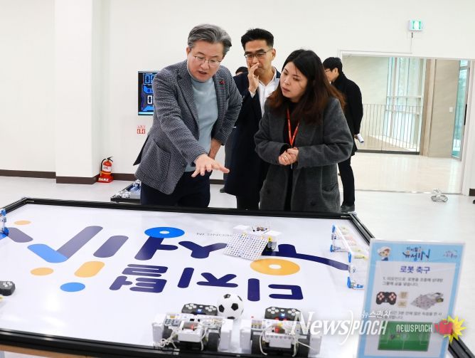 정용래 유성구청장이 지난 2월 개관한 용산도서관의 디지털전환(DX)지원센터를 점검하고 있다.