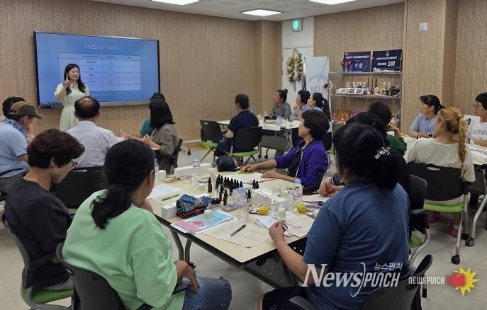 나주시보건소는 20일 2동 프로그램실에서 드림노인복지센터를 대상으로 ‘꽃중년 일기’ 프로그램을 시행했다. (사진 제공-나주시)