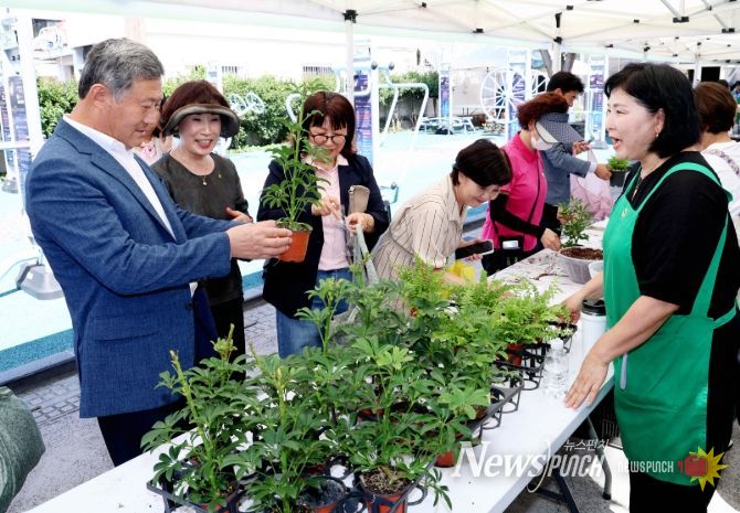 ‘2025 탄소중립사회를 향한 녹색새마을 나눔장터’ 참석한 김완근 제주시장