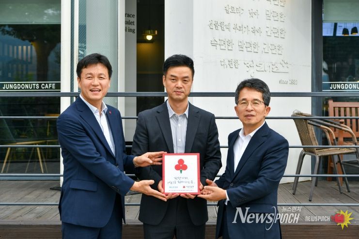 (좌측부터) 손병일 경북사회복지공동모금회 사무처장 황보 준 ㈜정담 대표 유정근 영주시장 권한대행이 현판을 들고 기념촬영을 하고있다.